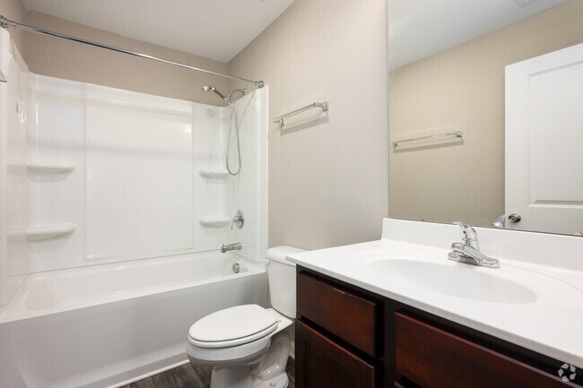 2 habitaciones, 2 baños, balcón - 1184 pies cuadrados - Baño principal - Woodland Heights of Greensboro