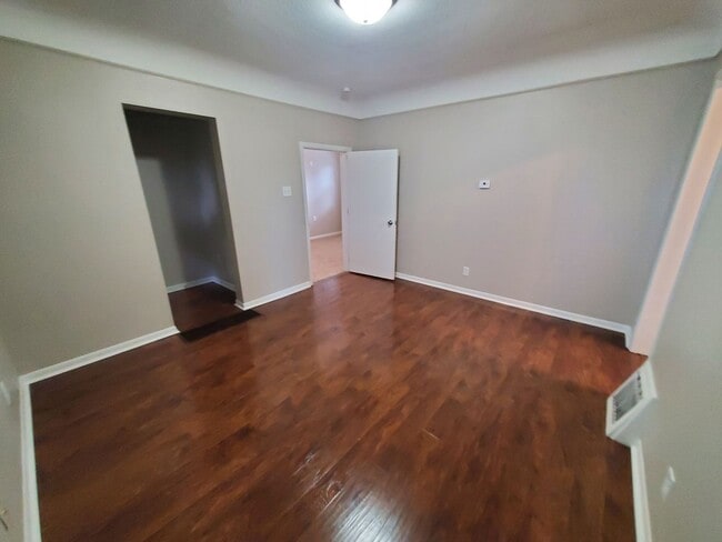 Building Photo - 2 bedroom, 1 bathroom home!