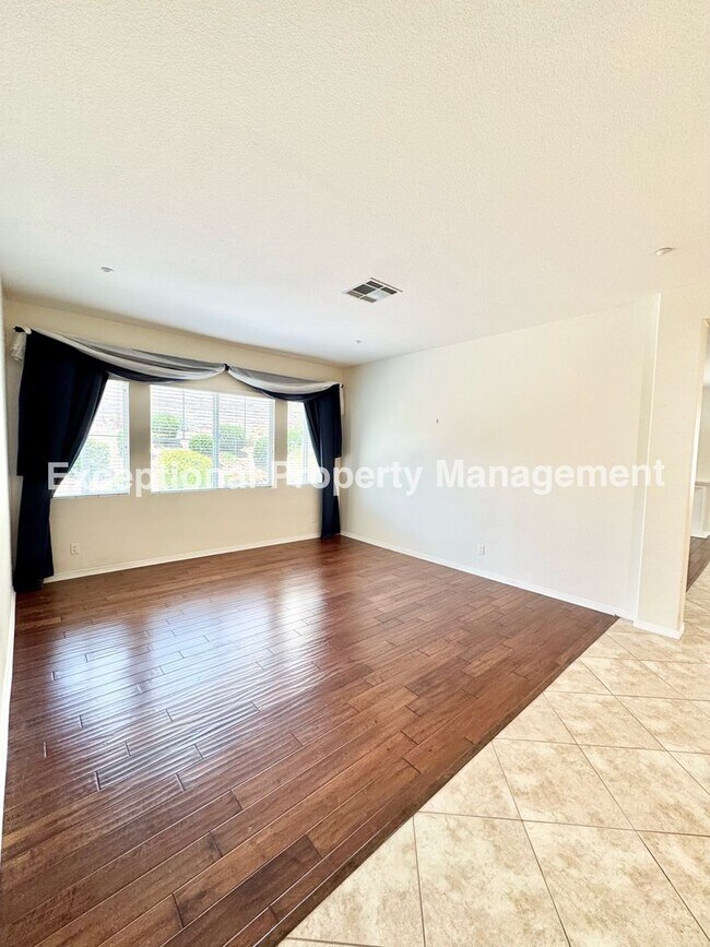 Foto del edificio - Beautiful 3 bedroom 3 bathroom single stor...