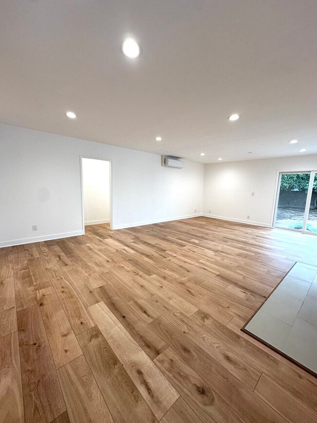 Building Photo - Fully Remodeled 2 Bedroom Home with Large ...