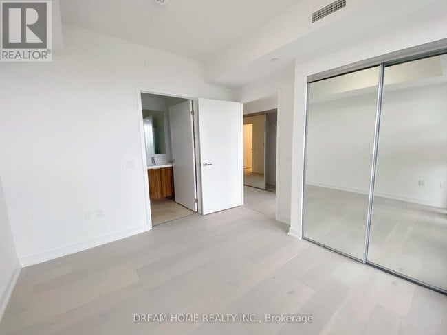 Photo du bâtiment - 50-2250 O'Neill Rd