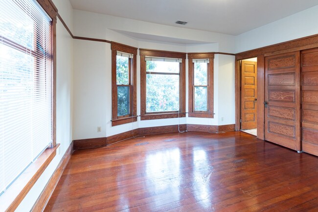 Building Photo - 419 Cedar Ave