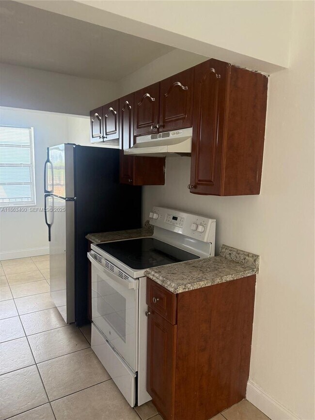 Foto del edificio - 1100 NE 1st Ct