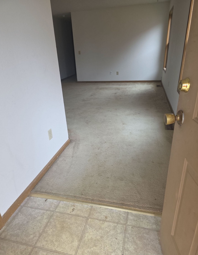 Building Photo - Great 3 Bed 2 Bath 2 Car Garage Flat Duplex- Pets ok!