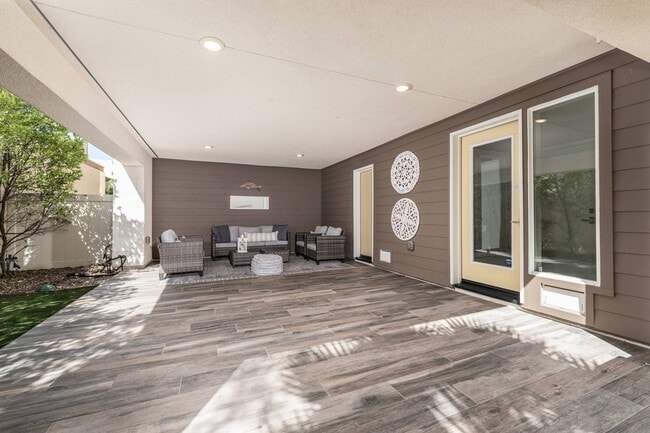 Building Photo - 2148 Doheny Way