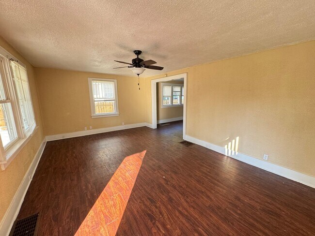 Foto del edificio - Charming 3-Bedroom, 1-Bathroom Home – $1,200/Month