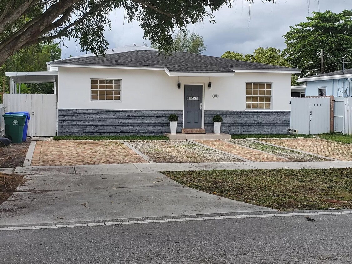Primary Photo - 630 Tamiami Canal Rd