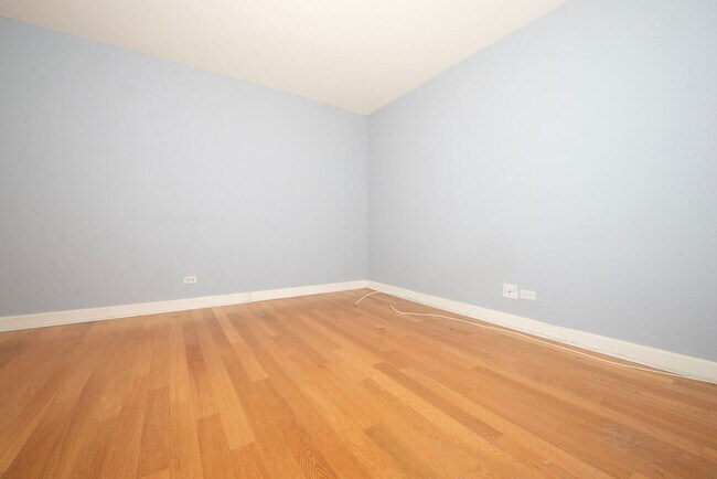 Foto del edificio - 4950 N Marine Dr
