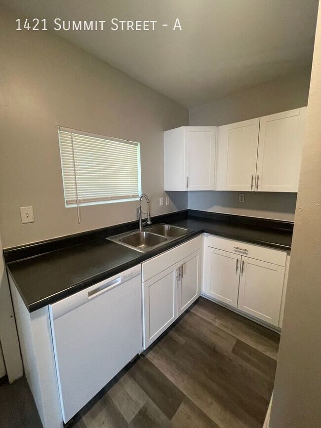 Building Photo - Very Spacious 3 Bed Apartment Close to OSU...