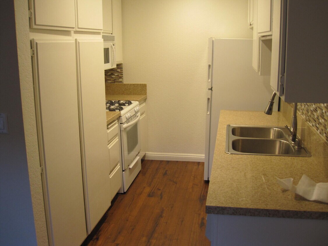 Primary Photo - 1608 Greenfield Ave
