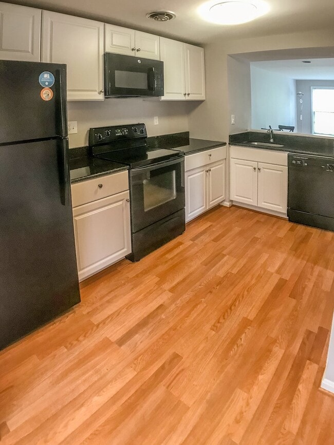 Foto del edificio - Beautiful end-unit townhome. Walkout basem...