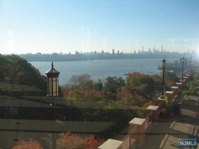 Foto del edificio - 100 Old Palisade Rd