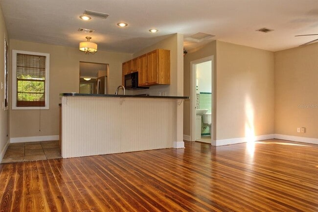 Building Photo - 1315 E Marks St