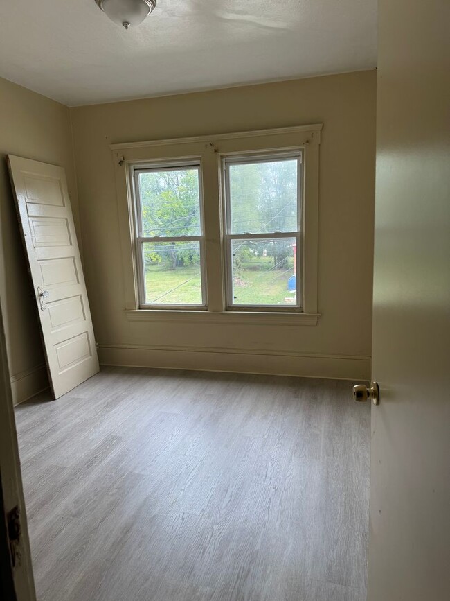 Building Photo - 4bd Single Newburgh Hts Area Cash Pay/Section 8