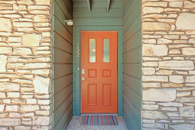 Building Photo - 1304 Mariposa Dr