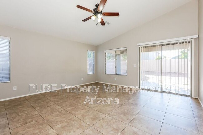 Foto del edificio - 1443 E Nancy Ave