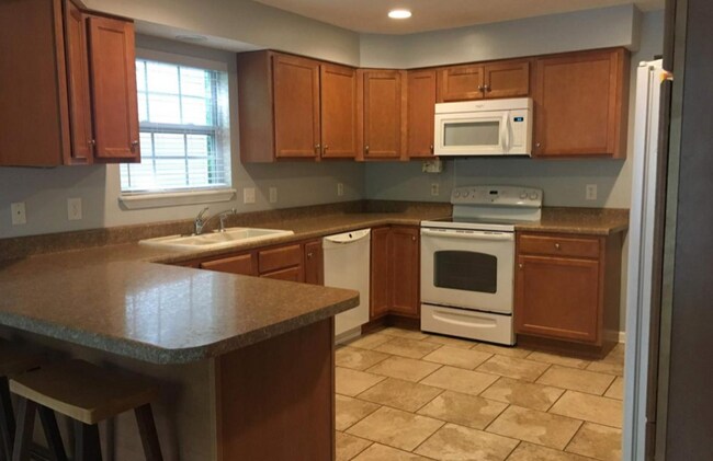 Building Photo - 2165 Wooddale Ln