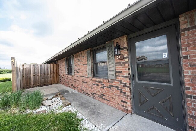 Building Photo - "Charming 2-Bed Retreat in Shelbyville – Cozy 864 Sq Ft Haven!"