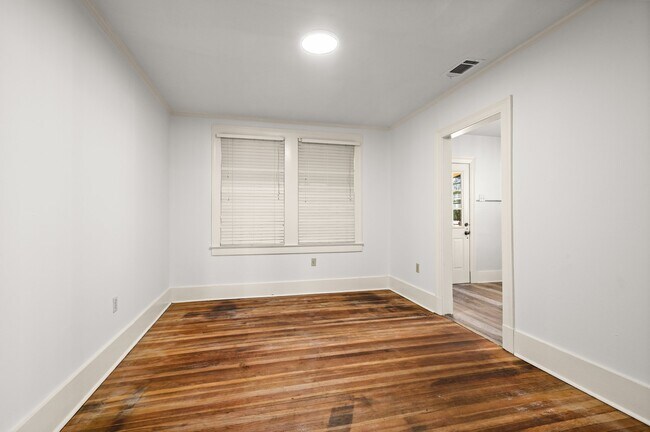 Foto del edificio - 1630 College Dr