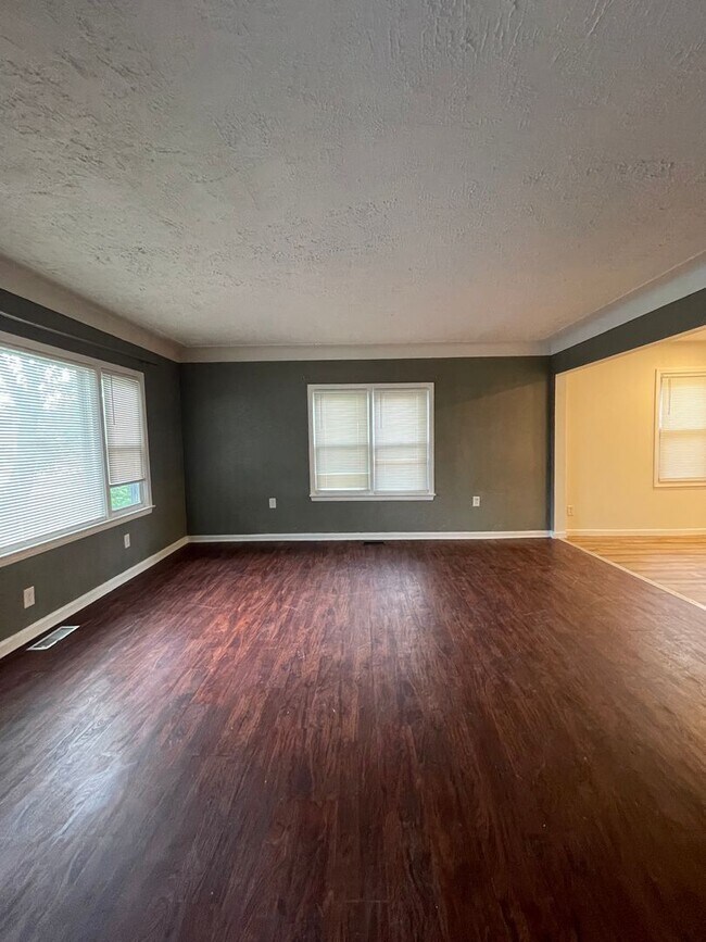 Foto del edificio - Nicely updated 2bd/2ba bungalow in Royal Oak w/ master bathroom suite