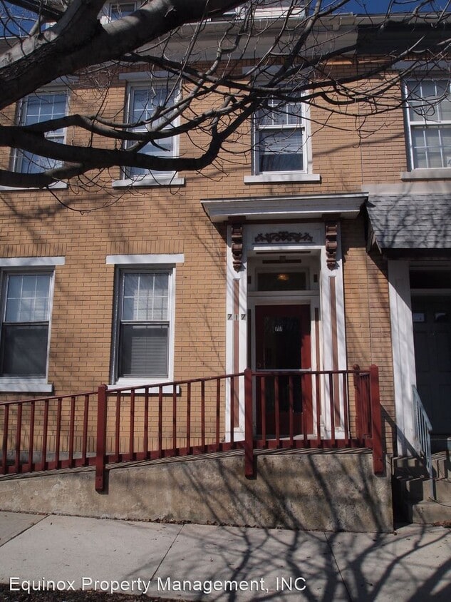 Primary Photo - 717 Center St