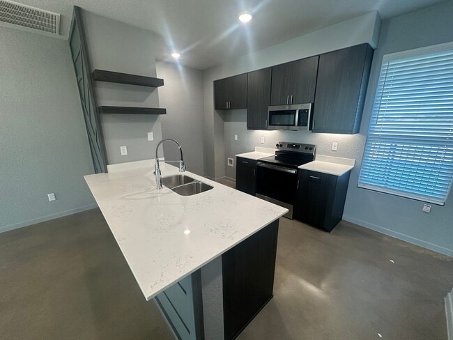 Foto del edificio - AVAILABLE NOW!