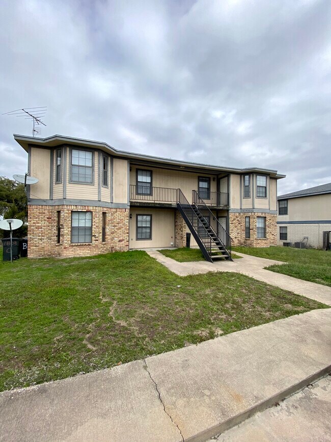 2bed 1 ba upstairs apartment available late July - 1803 Pontotoc Trce