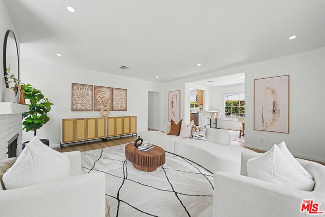 Foto del edificio - 5119 Enfield Ave
