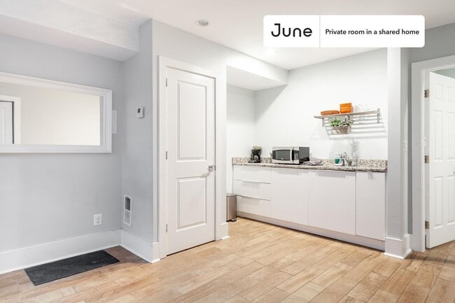 Building Photo - Private bedroom in 5 bed/3 bath Home