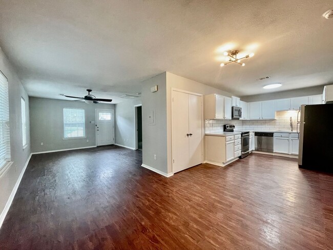 Building Photo - 901 / 903 Allen St