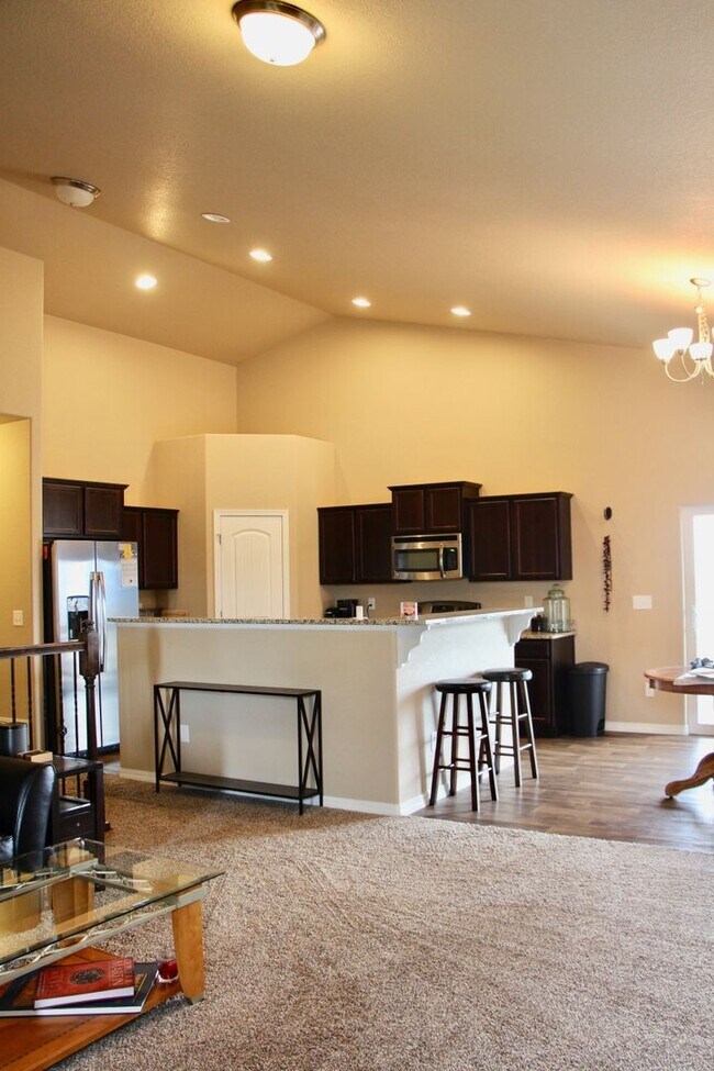 Foto del edificio - 6 Bed/3 Bath Rancher Close to to the North Side Hospitals