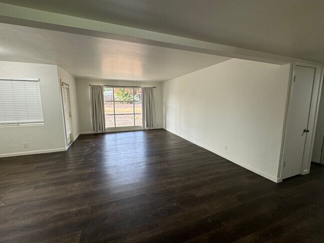 Building Photo - Updated home in the rolling hills of East ...