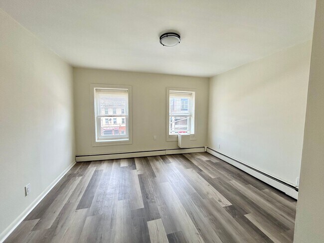 Foto del edificio - 108 W Girard Ave