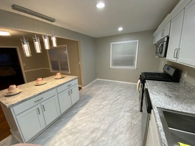 Building Photo - Like New Close to MSU 2 br 2 ba with basement