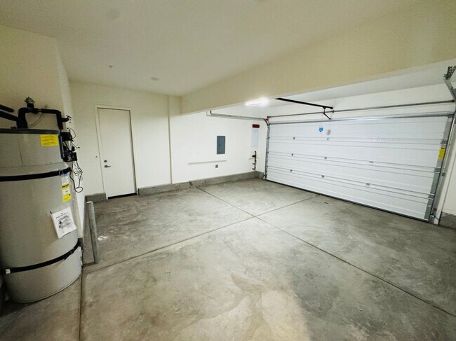 Building Photo - 8631 Mission Villa Dr