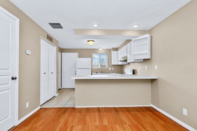 Foto del edificio - 2bed, 1.5 bath Duplex with Covered Carport & Fenced Yard!