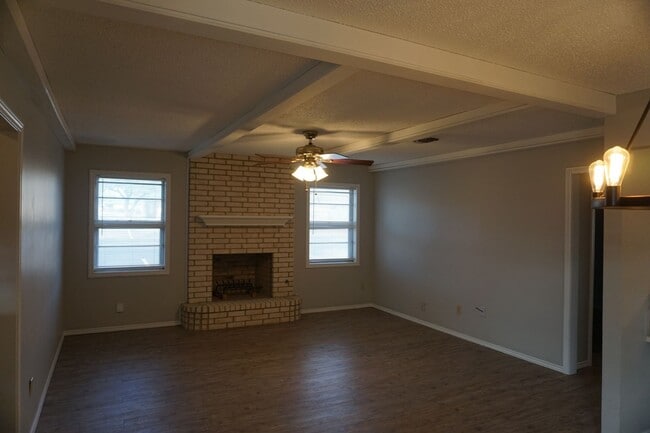 Building Photo - 3/2/2 07/14 Move In