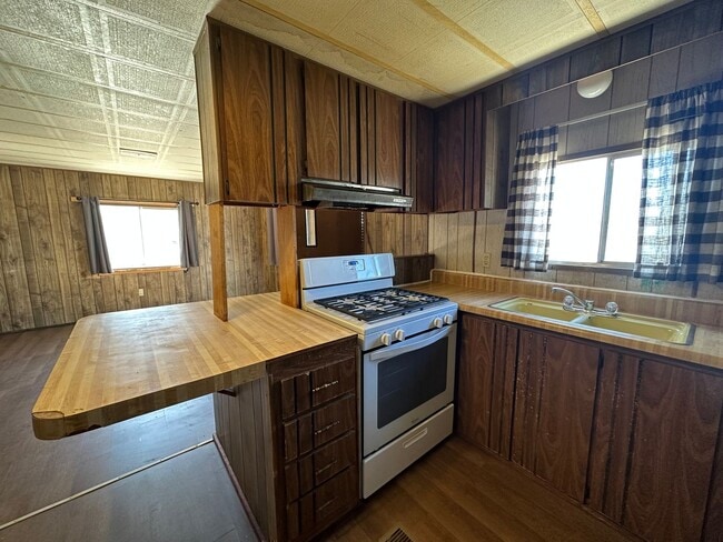 Building Photo - 1 Bedroom 1 Bathroom Mobile Home Duplex in...