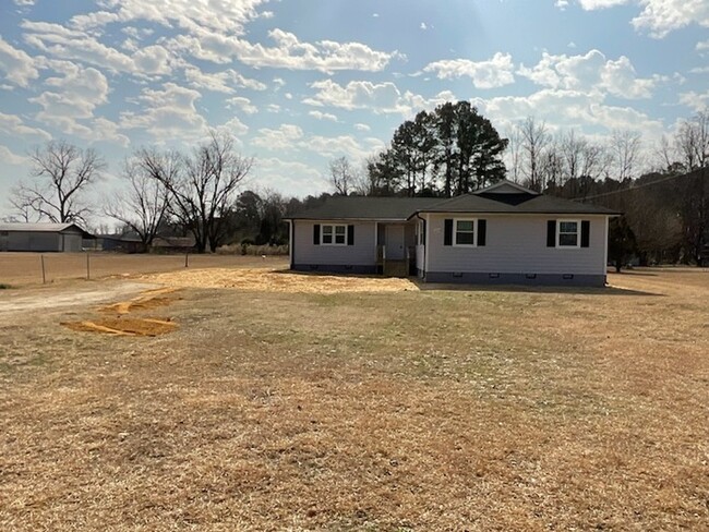 Building Photo - 4 Bedroom, 2 Bathroom Home