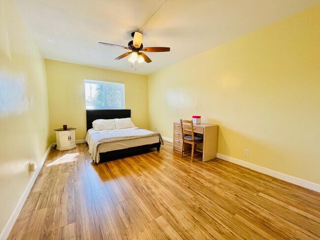 Foto del edificio - 257 S Cypress Rd