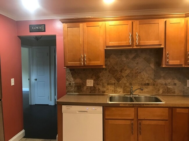 Building Photo - 3 Bedroom 1 bath home for lease in Maple H...