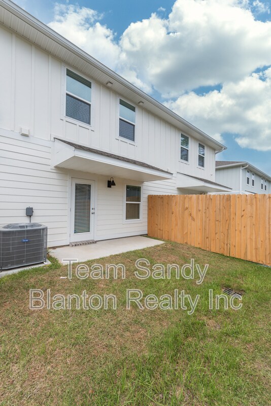 Foto del edificio - 8706 Meadow Flower Ln