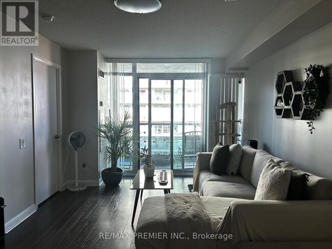 Photo du bâtiment - 525-525 Wilson Ave