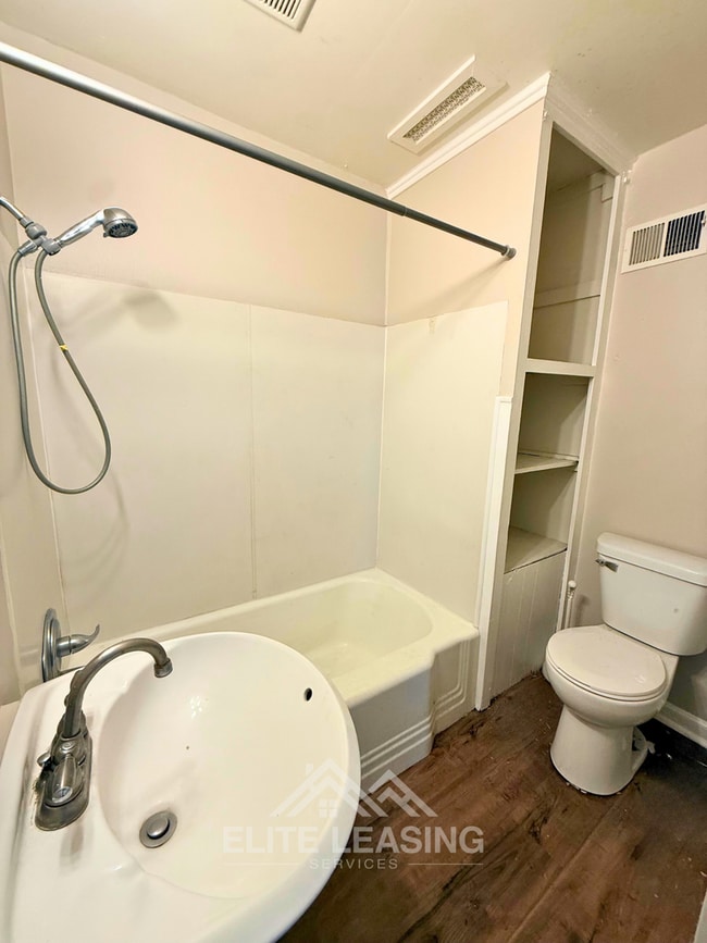 Building Photo - Updated 2 Bedroom Duplex – Available Now