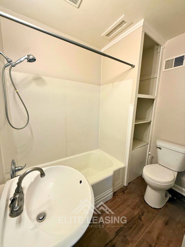 Foto del edificio - Updated 2 Bedroom Duplex – Available Now