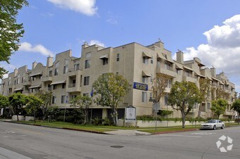 Primary Photo - 22044 Clarendon St