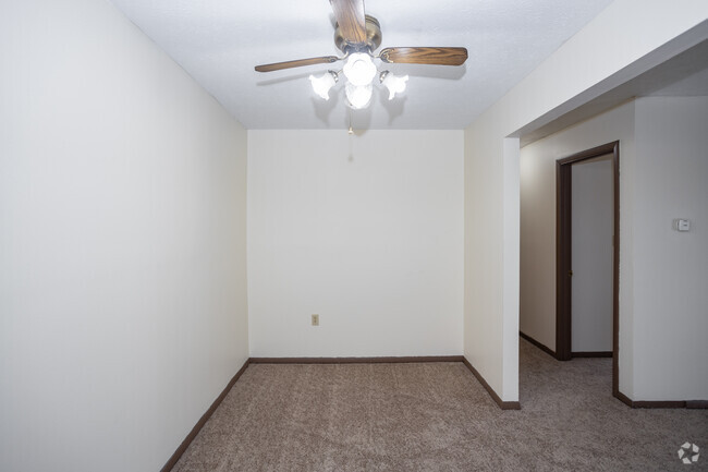 2BR, 1BA - 900 SF - Timber Ridge Apartments