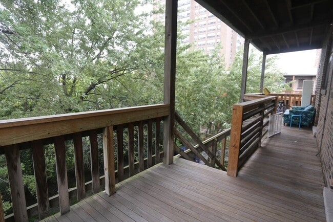 Building Photo - 4140 N Clarendon Ave