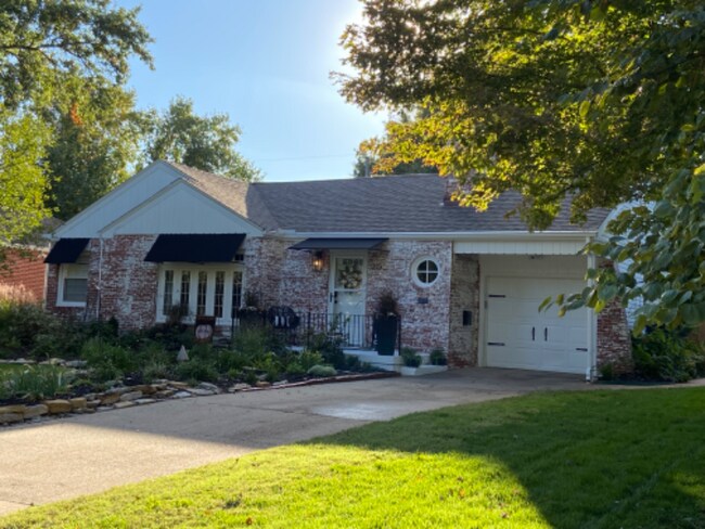 Building Photo - 215 N Ridgewood Dr