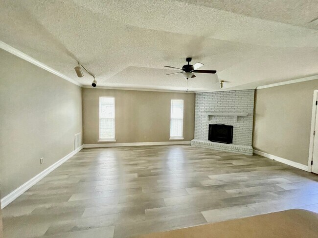 Building Photo - 10439 Inverness Dr